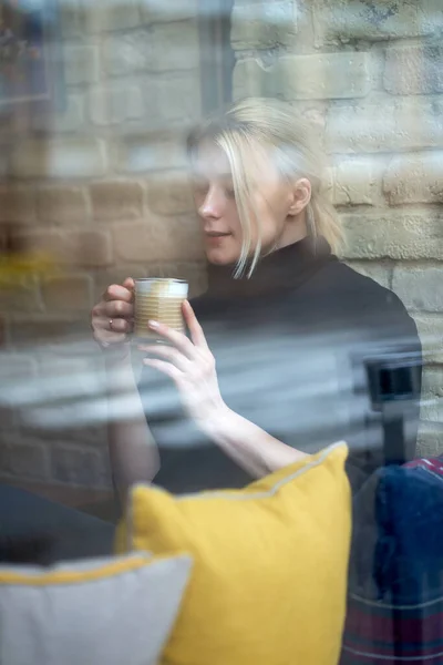 Привлекательная Молодая Блондинка Сидит Окна Пьет Кофе Чай Кафе Время — стоковое фото
