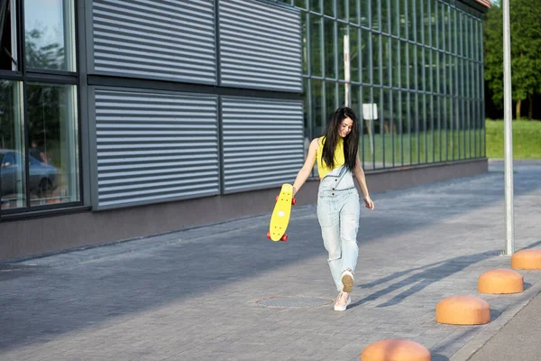 Beautifyl Elegante Engraçado Menina Morena Feliz Com Cabelos Longos Vestindo — Fotografia de Stock