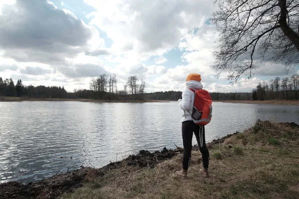 Mujer Viajero Observa Principios Primavera Lago Mientras Viaja Vista Desde — Foto de Stock