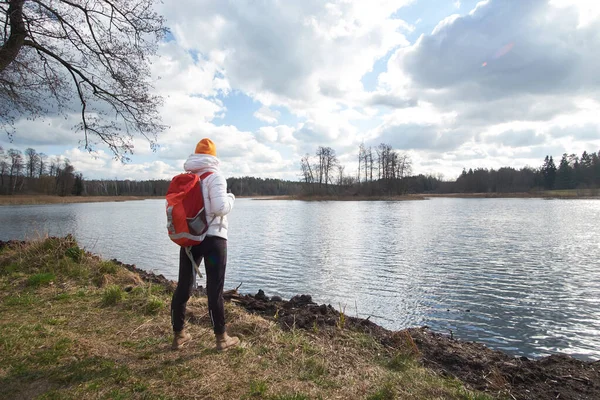 Mujer Viajero Observa Principios Primavera Lago Mientras Viaja Vista Desde — Foto de Stock