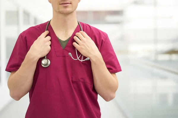 Primer Plano Caucásico Médico Hombre Con Estetoscopio Cuello Vestido Con — Foto de Stock