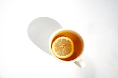 Beyaz arka planda limonlu çay..                               