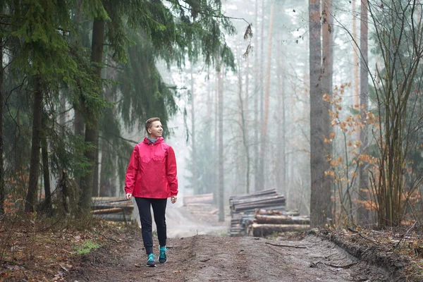 Kaukasische Kurzhaarige Rosa Regenmantel Lächelnde Frau Die Nebligen Wald Spaziert — Stockfoto