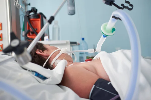 Geïntubeerde Vrouw Met Ademhalingsondersteuning Als Gevolg Van Griep Coronavirus Pneumonie — Stockfoto