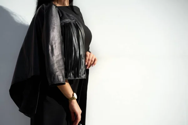 Tam Bir Siyahi Modası Şık Zarif Bir Elbise Beyaz Arka — Stok fotoğraf