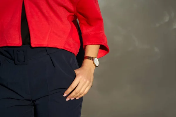 Gri Arka Planda Şık Kırmızı Ceket Mavi Pantolon Giyen Bir — Stok fotoğraf