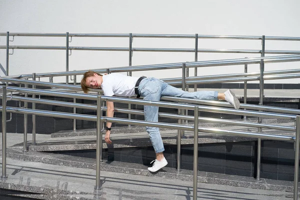 Korthårig Rödhårig Leende Kaukasisk Ung Kvinna Ligger Räcke Centrum Varm — Stockfoto