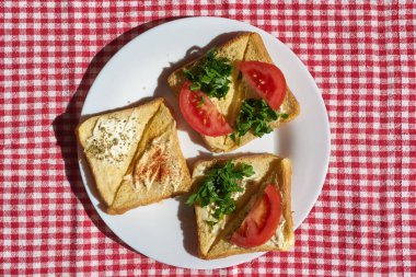 Peynirli ve domatesli sıcak tostlar, düz manzara.