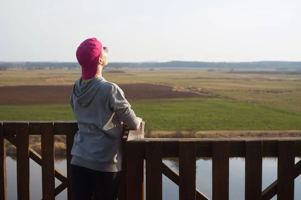 Hombre Niña Caucásica Observa Cielo Desde Torre Observación Principios Primavera — Foto de Stock