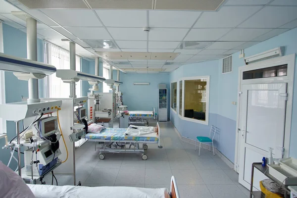 考罗那韦肺炎 现代空置的重症监护急救室已准备好收治感染头孢病毒的病人 — 图库照片