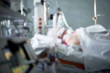 Koronavirüs salgını. Yoğun bakım acil servisinin bulanık görüntüsü hemodiyaliz makinesi ve solunum cihazıyla. Koronavirüsü olan hasta kritik durumda..