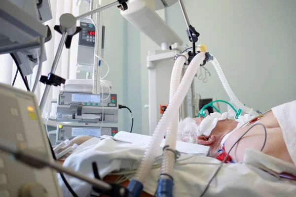 Pandemia Coronavírus Paciente Com Pneumonia Por Coronavírus Estado Crítico Idosos — Fotografia de Stock