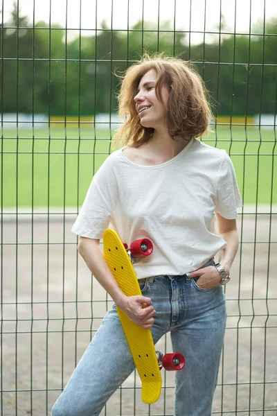 Ruiva Menina Branca Segurando Skate Perto Cerca — Fotografia de Stock