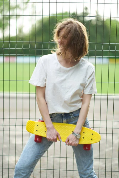 Sorrindo Ruiva Menina Branca Segurando Skate Perto Cerca — Fotografia de Stock