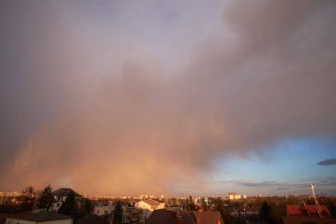 Akşamları şehrin üzerinde kar fırtınası