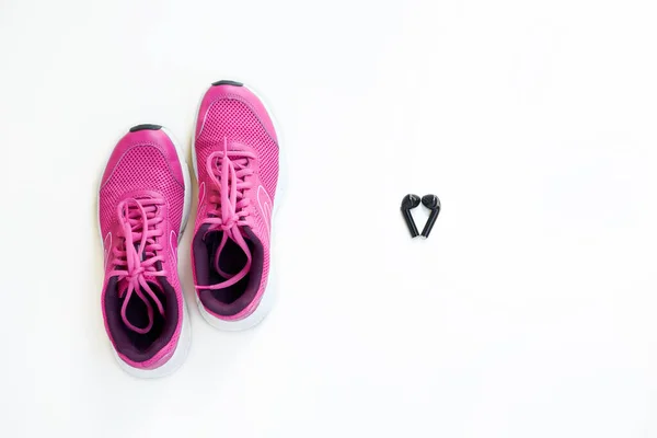 Sapatos Corrida Rosa Moderno Para Mulheres Fones Ouvido Fundo Branco — Fotografia de Stock