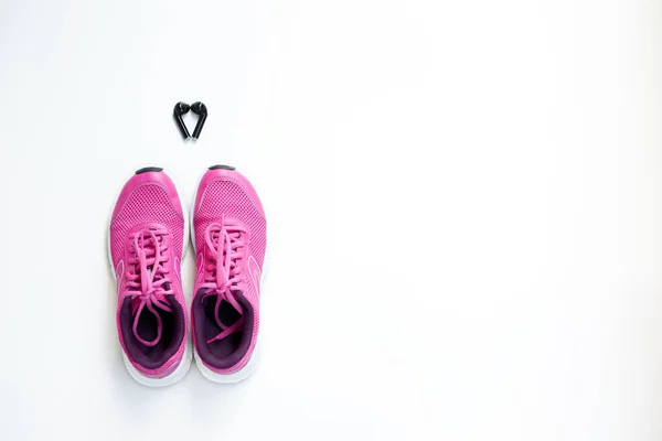 Sapatos Corrida Rosa Elegantes Para Mulheres Fones Ouvido Fundo Branco — Fotografia de Stock