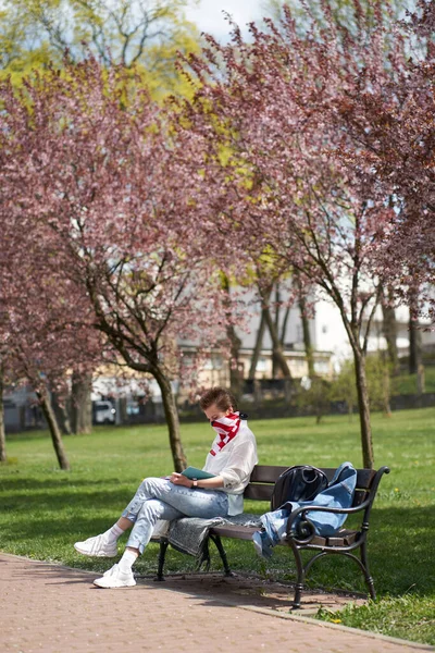 Vit Flicka Läser Bok Bänk Park Skydda Ansiktet Med Amerikanska — Stockfoto