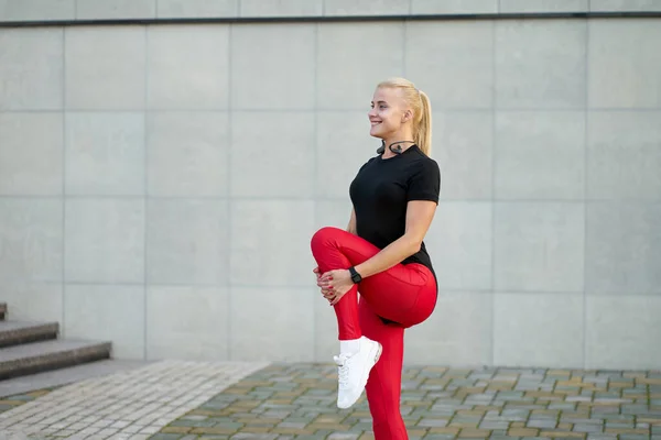 Portré Fiatal Mosolygós Csinos Visel Fekete Ruhát Piros Leggings Divatos — Stock Fotó