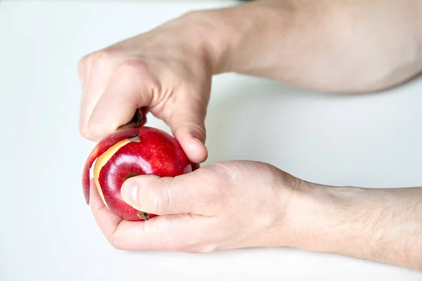 Mann Schält Reifen Roten Apfel Mit Messer Nahaufnahme — Stockfoto