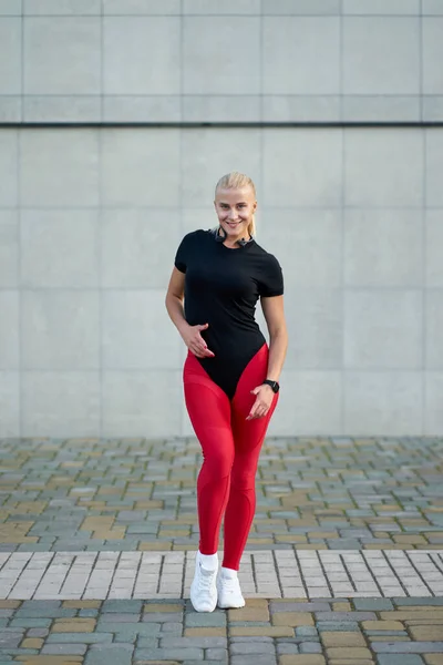 Fresado Mujer Joven Delgada Con Traje Negro Leggins Rojos Zapatillas —  Fotos de Stock