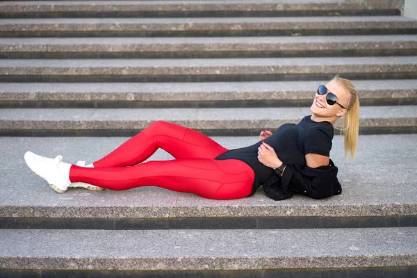 Привлекательная Блондинка Счастливая Спортивная Девушка Черном Купальнике Красных Леггинсах Модных — стоковое фото