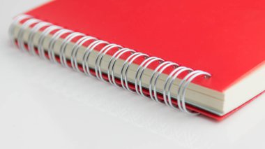 Beyaz arka plan üzerinde izole kırmızı defter. 