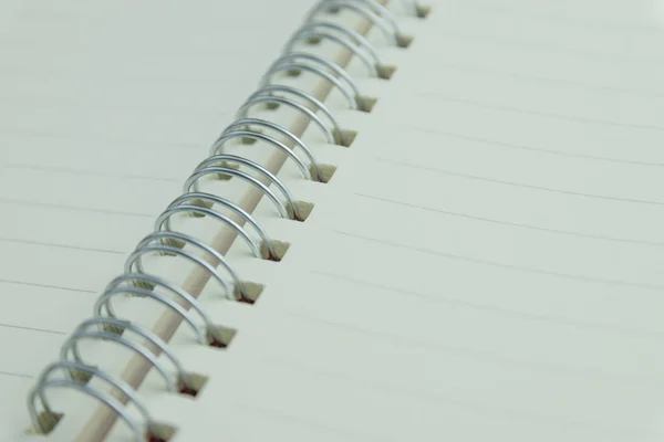 Σημειωματάριο Έχει Γραμμές Τοποθετημένες Μια Λευκή Σκηνή — Φωτογραφία Αρχείου