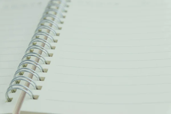 Σημειωματάριο Έχει Γραμμές Τοποθετημένες Μια Λευκή Σκηνή — Φωτογραφία Αρχείου