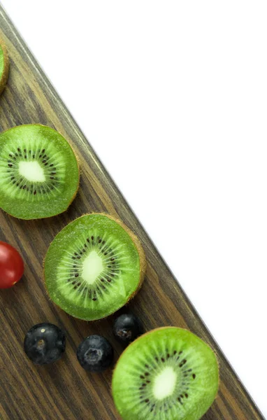 木の背景においしいと健康的なキウイとパイナップルの果物 — ストック写真