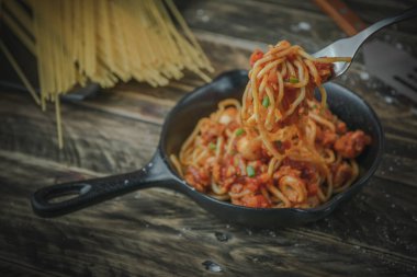 Domates soslu ve kıymalı spagetti bolonez makarna..