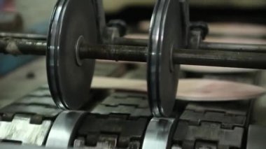 Yakın çekim bir mekanizma tabanlık konveyör üzerinde taşır.