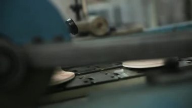 Mekanizması tabanlık konveyör üzerinde taşır.