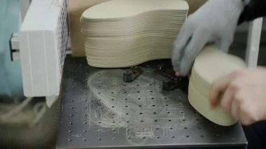 Çalışan lazer işaretleme ayakkabı tabanı için yapmak
