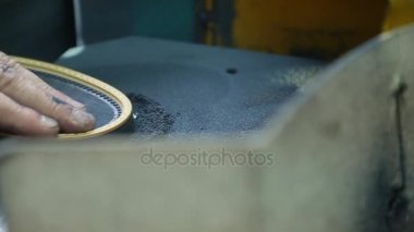 Yakın çekim bir kunduracı ayakkabı tabanı şeklini verir