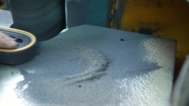 Yakın çekim bir kunduracı ayakkabı tabanı şeklini verir