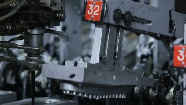 Close up produzione automatizzata di suole in gomma — Video Stock