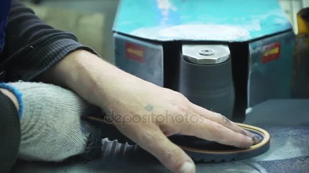 Un primo piano calzolaio dà la forma di una suola di scarpe. Rallentatore — Video Stock