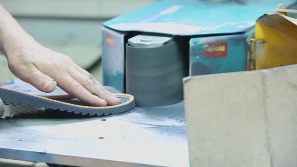 A close-up shoemaker gives the shape of a soles of shoes — Stock Video