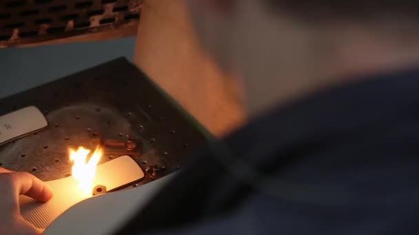 Worker make laser marking of soles of shoes — Stock Video