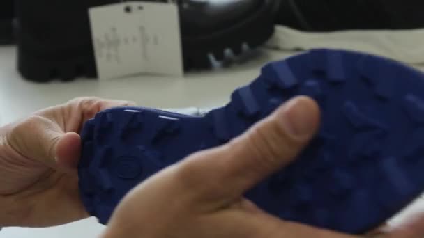 Mans mains tester semelle et chaussure. Gros plan 