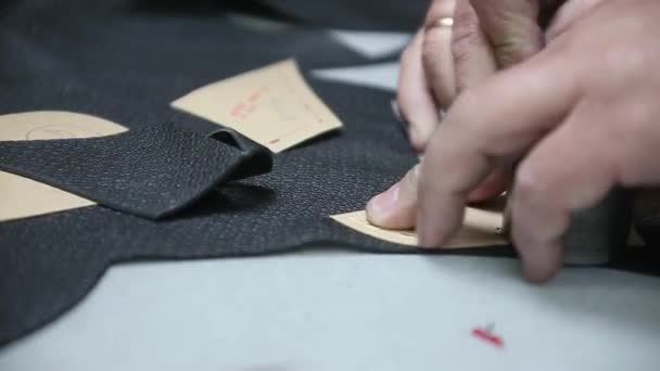 Schoenmaker master snijden schoen leer als sjabloon, te klikken op de bovenste — Stockvideo