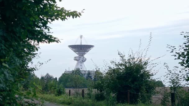 Arreglo satelital en el Centro de la Comunicación Espacial — Vídeo de stock