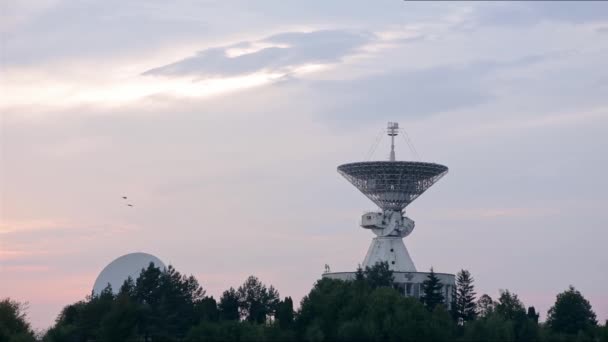 Arreglo satelital en el Centro de la Comunicación Espacial con aves voladoras . — Vídeos de Stock