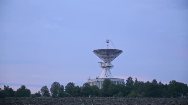 Largo tiro de la matriz de satélites en el centro de la comunicación espacial con los árboles — Vídeos de Stock