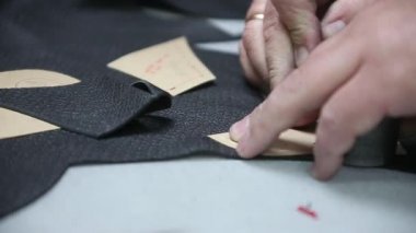 Shoemaker ana kesme ayakkabı deri üst tıklayarak şablon olarak. Ağır çekim.