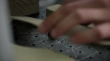 Lazer işaretleme tabanı için yapmak bir işçinin ağır çekim