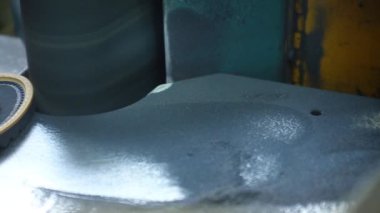 Yakın çekim ağır çekim bir kunduracı, Ayakkabı tabanı şeklini verir.