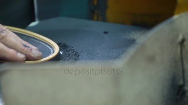 Yakın çekim ağır çekim bir kunduracı, Ayakkabı tabanı şeklini verir.