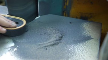 Yakın çekim ağır çekim bir kunduracı, Ayakkabı tabanı şeklini verir.